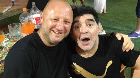 Un amigo de Maradona aseguró que "lo emborrachaban para que no vea a sus hijas"