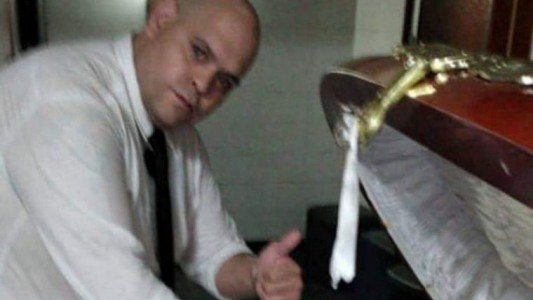 Se entregó el empleado de la casa velatoria que se fotografió con Maradona