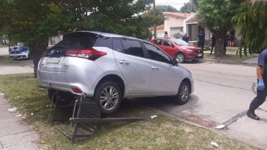 Hizo marcha atrás con su auto nuevo y mató a su esposa