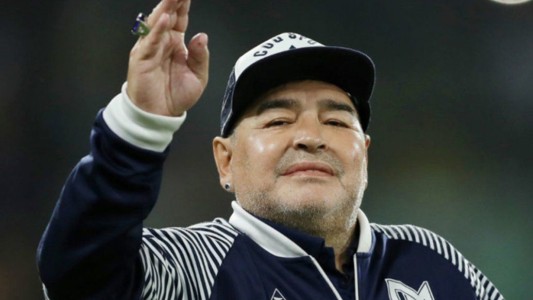 "Mirá como tengo la pierna", la frase que Maradona le dijo a una de sus enfermeras días antes de morir