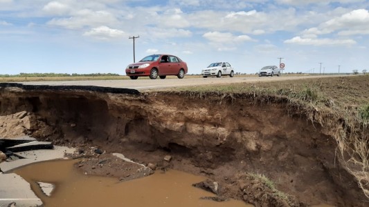 Impactante: un cráter comió la ruta 17 tras el paso del temporal