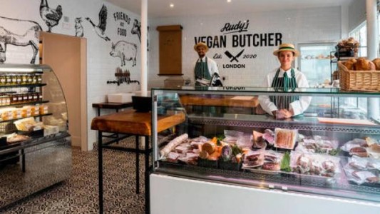 Abrió la primera carnicería vegana del Reino Unido: vendió todo su stock en un día