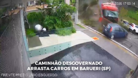 Impresionante accidente de camión fuera de control