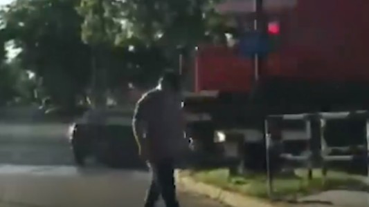 Video: se le quedó el auto en las vías y lo arrolló el tren