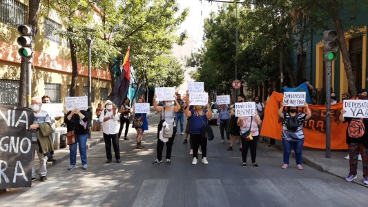 Artesanos marchan pidiendo un espacio ante el desalojo de barrio Güemes