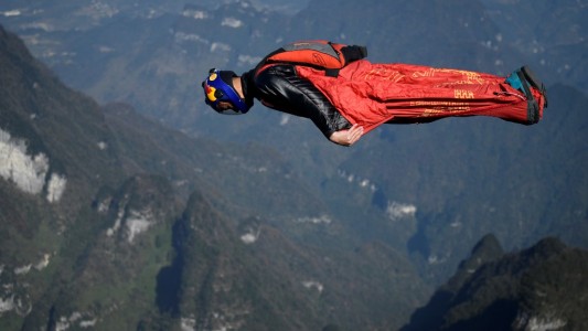 Video: el gran salto del "Batman chino"