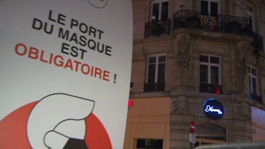 Policía irrumpe en una orgía con 25 hombres de la que participaba un eurodiputado