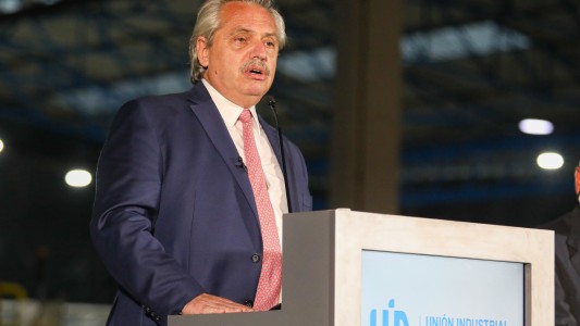 Alberto Fernández en la UIA: "De la pobreza no se sale con el auxilio del Estado con planes"