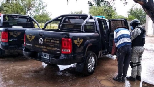 Detienen a tres policías acusados de liderar una red de narcotráfico en Cruz del Eje