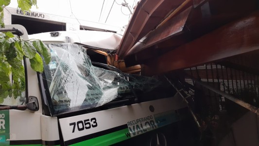 VIDEO y FOTOS: Un camión recolector se estrelló contra dos casas