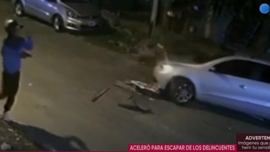 Video: para escapar, le tiró el auto encima a los motochorros