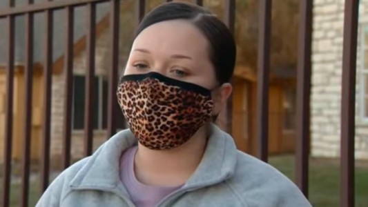 Una moza recibió una propina de 2.000 dólares y el bar no se la quiere entregar