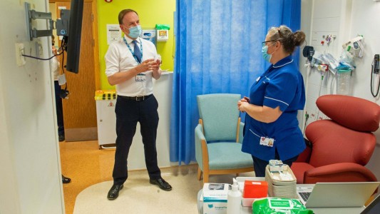 Video: así comenzó la vacunación masiva en Reino Unido