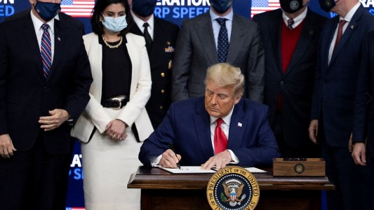 Donald Trump firmó un decreto para que los ciudadanos de Estados Unidos "tengan prioridad para recibir las vacunas americanas"