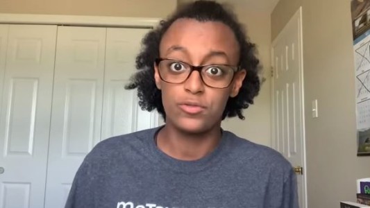 Premian a una adolescente de 17 años por explicar la mecánica cuántica en un video de tres minutos