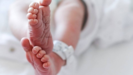 Video: enfermera dejó caer a un recién nacido por atender su celular