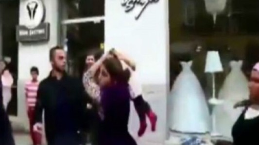 Video: se volvió a viralizar una madre que usa a su pequeño hijo como arma en una discusión con un hombre