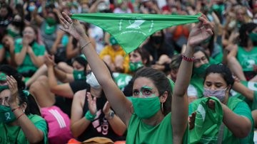 Una multitud "verde" festeja en la calle la media sanción de ley de aborto en Diputados