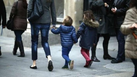 Suecia impulsa la eliminación de los términos "madre" y "padre" del registro parental