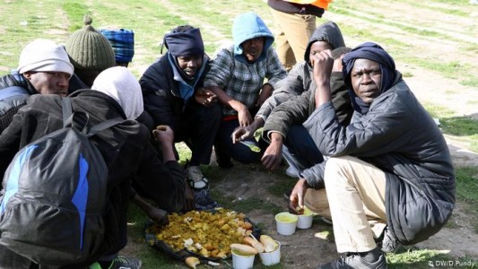 "Les proponemos volver a casa": dinero como alternativa a la deportación para migrantes en Francia