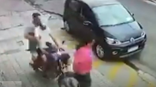 Motochorros atropellaron a una mujer para robarle