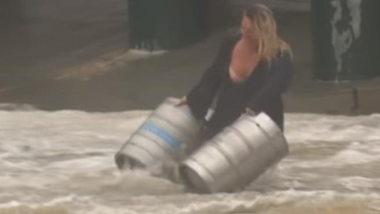 Una mujer australiana socorrió dos barriles de cerveza en medio de una inundación