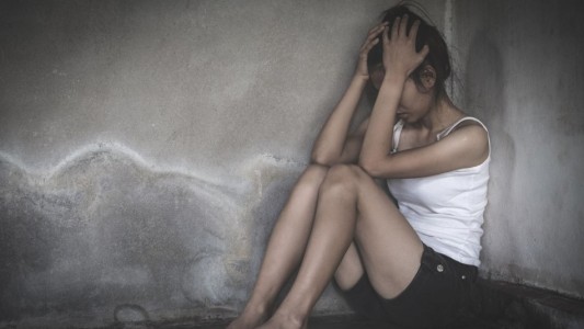 Entregó a su hija de 14 años a un hombre por un cajón de pollos y verduras