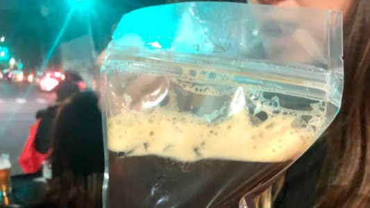 Polémica en redes: pidió un fernet en un bar y se lo sirvieron en una bolsa de plástico