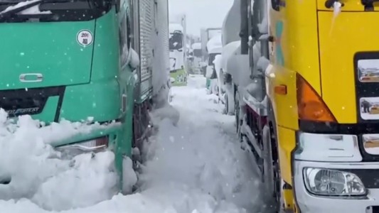 1100 vehículos varados en autopistas nevadas