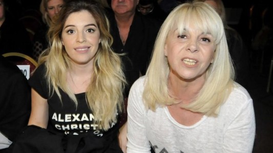 Dalma Maradona lanzó su marca de remeras y buzos con Claudia Villafañe como modelo