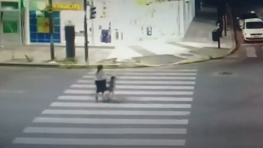 Buscan al conductor que huyó tras atropellar a un nene con su madre: el menor murió