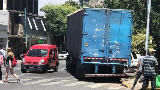 Video: un camión dobló a contramano en el mismo lugar en el que mataron a un nene de cuatro años