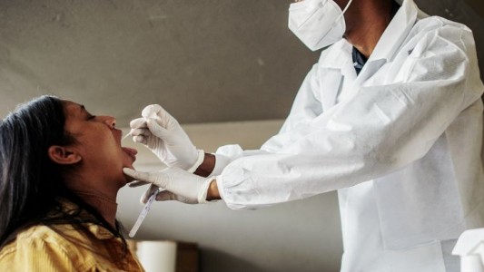 La OMS confirma que la cepa de coronavirus encontrada en Sudáfrica es diferente a la de Reino Unido