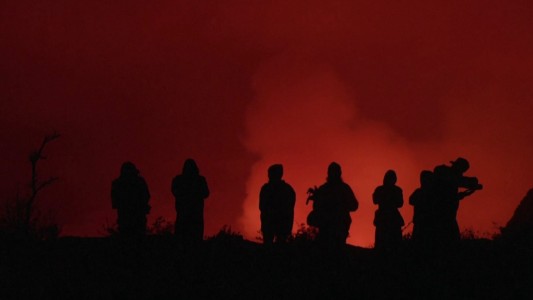 Impresionante erupción de un volcán en la isla más grande de Hawaii
