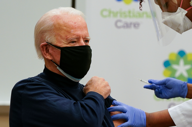 Joe Biden recibió la primera dosis de la vacuna contra el coronavirus
