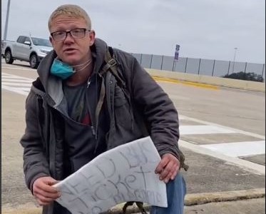 Ayudó a un hombre que hacía dedo en la ruta y su reacción se volvió viral