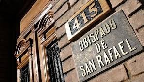 Un cura párroco agredió a golpes a un obispo de Mendoza