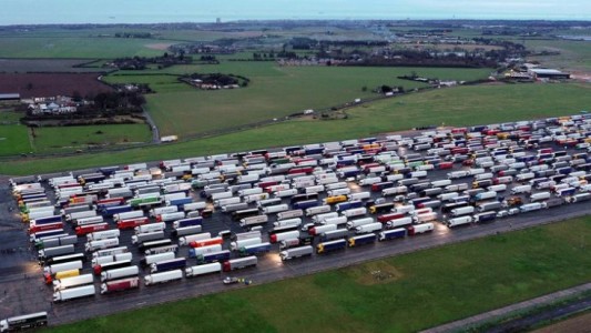 Miles de camiones varados tras las restricciones impuestas por la nueva cepa de coronavirus en el Reino Unido