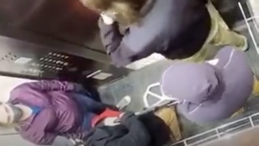 Tosió en la cara de un anciano en un ascensor y este le pegó hasta sacarlo del lugar