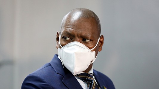 Sudáfrica afirmó que la cepa del coronavirus detectada en su territorio no es más peligrosa que la británica