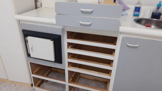 Le desvalijaron el consultorio: "lo único que nos dejaron fue el título en la pared"