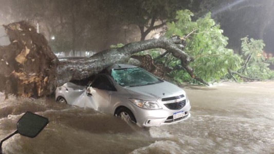 Tucumán bajo agua: Se inundó hasta el hospital donde comienza la vacunación