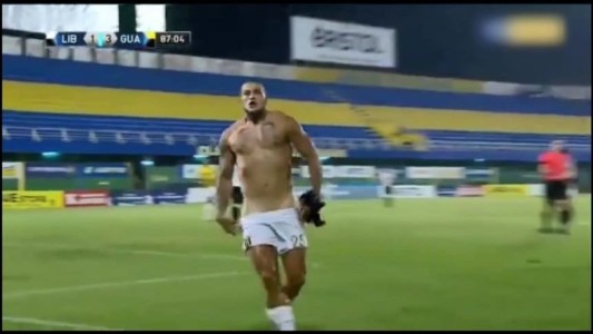 Video: escándalo en Paraguay por el festejo de gol del argentino Raúl Bobadilla