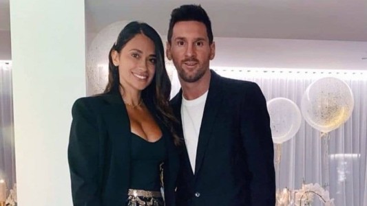 ¿Te lo perdiste? Mirá el beso apasionado de Messi y Antonela para recibir el 2021