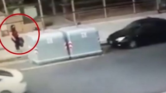 Tiraron su bebé a un contenedor en Tribunales, murió y los detuvieron