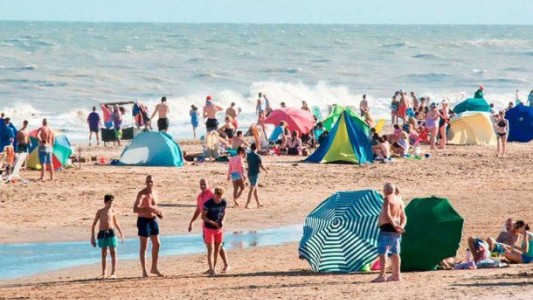 El Gobierno descartó suspender la temporada de verano ante la suba de casos