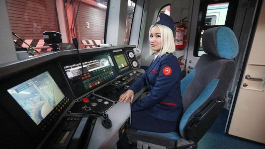 El metro de Moscú contrata a las primeras mujeres conductoras de su historia