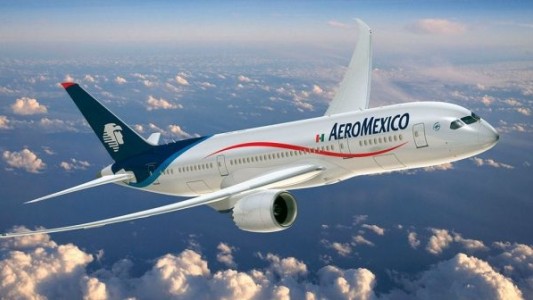 El momento en el que se incendia una turbina en un vuelo en México