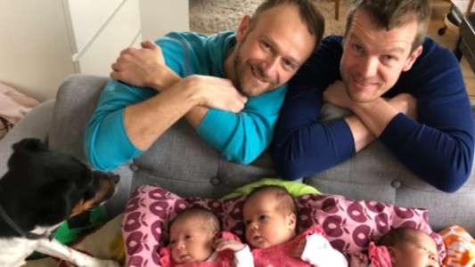 Madres sustitutas dieron a luz casi al mismo tiempo y pareja gay tuvo "trillizas"