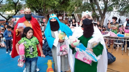 Una multitud reunida por "reyes" en Villa El Libertador: la explicación del viral que indignó a muchos cordobeses